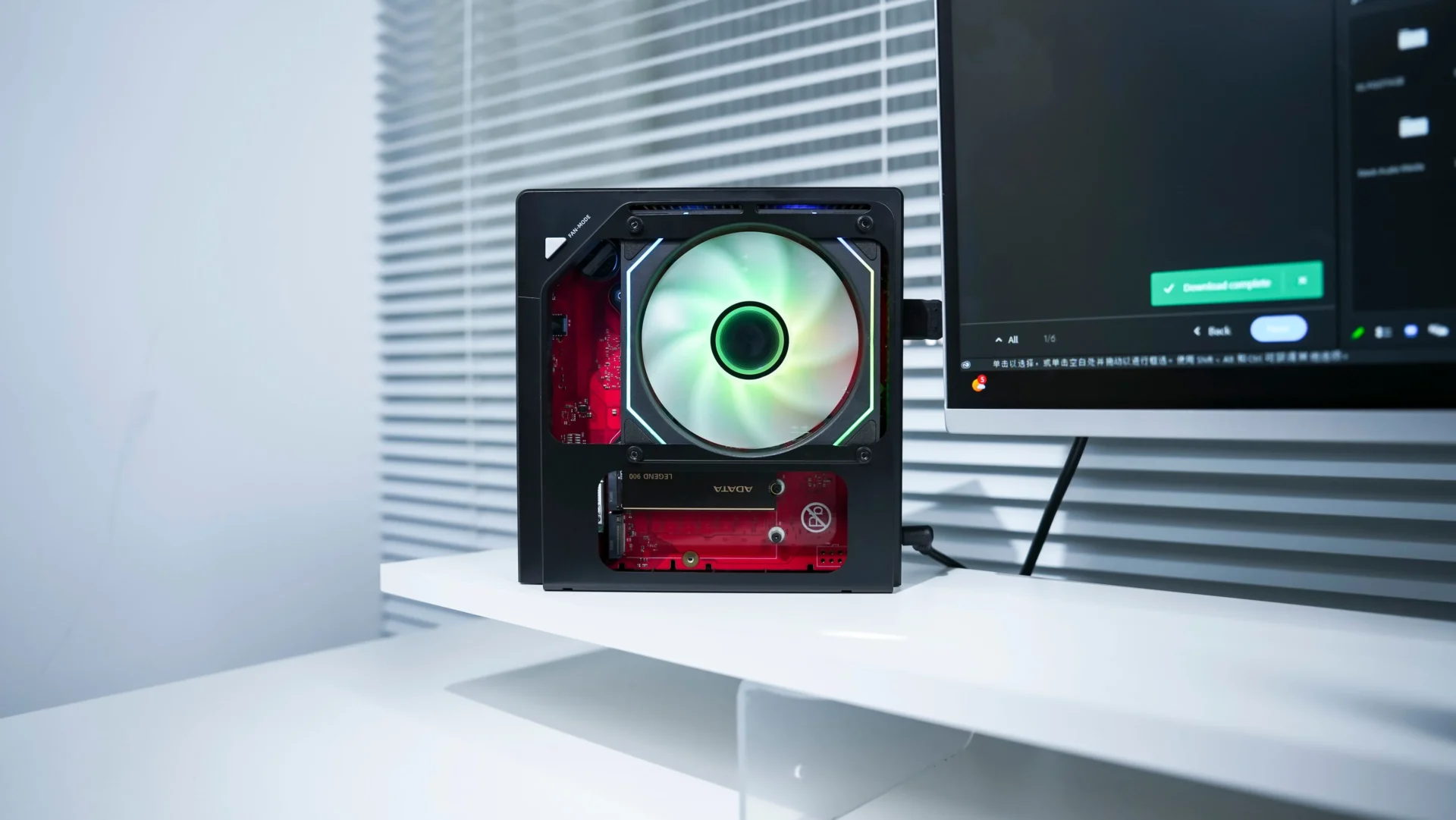 RGBイルミネーションが光るGMKtec EVO-X2ミニPCのトリプルファン冷却システム