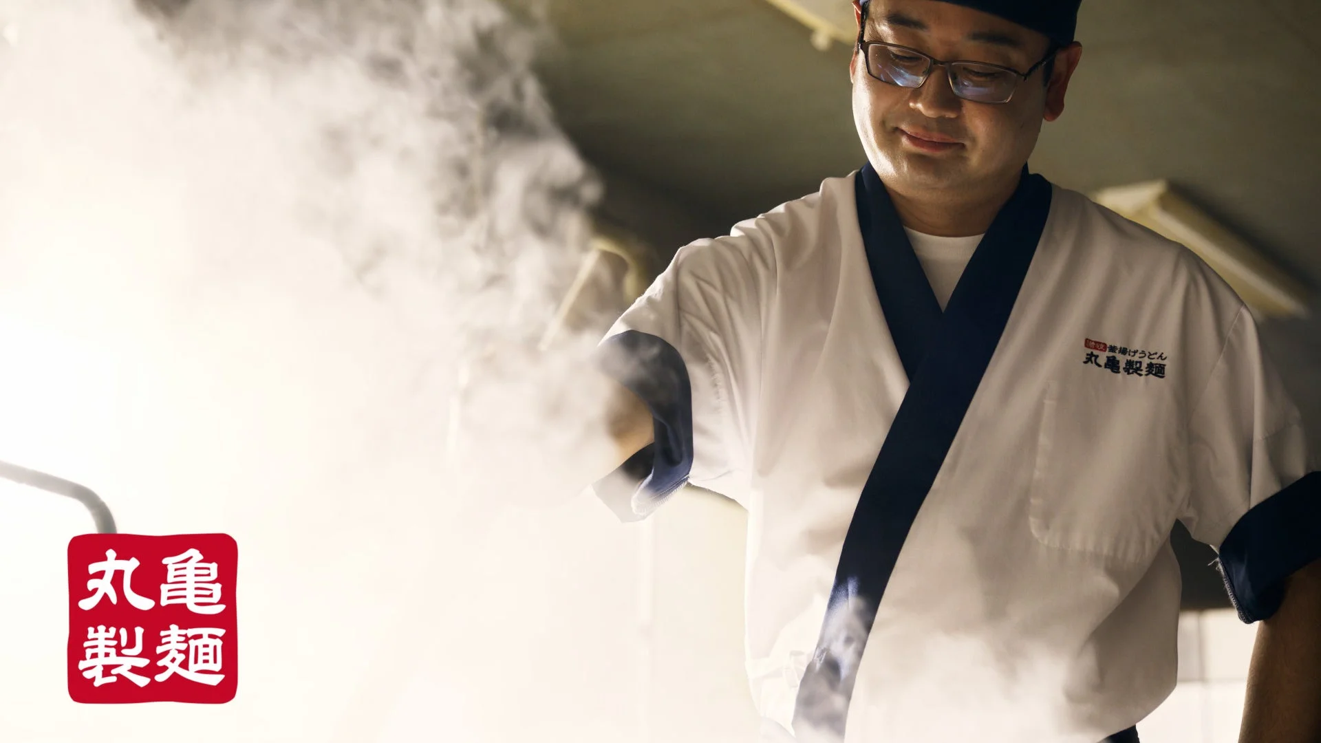湯気が立ち上る釜でうどんを茹でる麺職人のCMカット