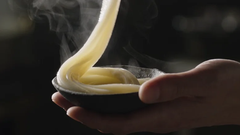 麺職人がだし醤油をかける「ひと口醤油うどん」のCMカット