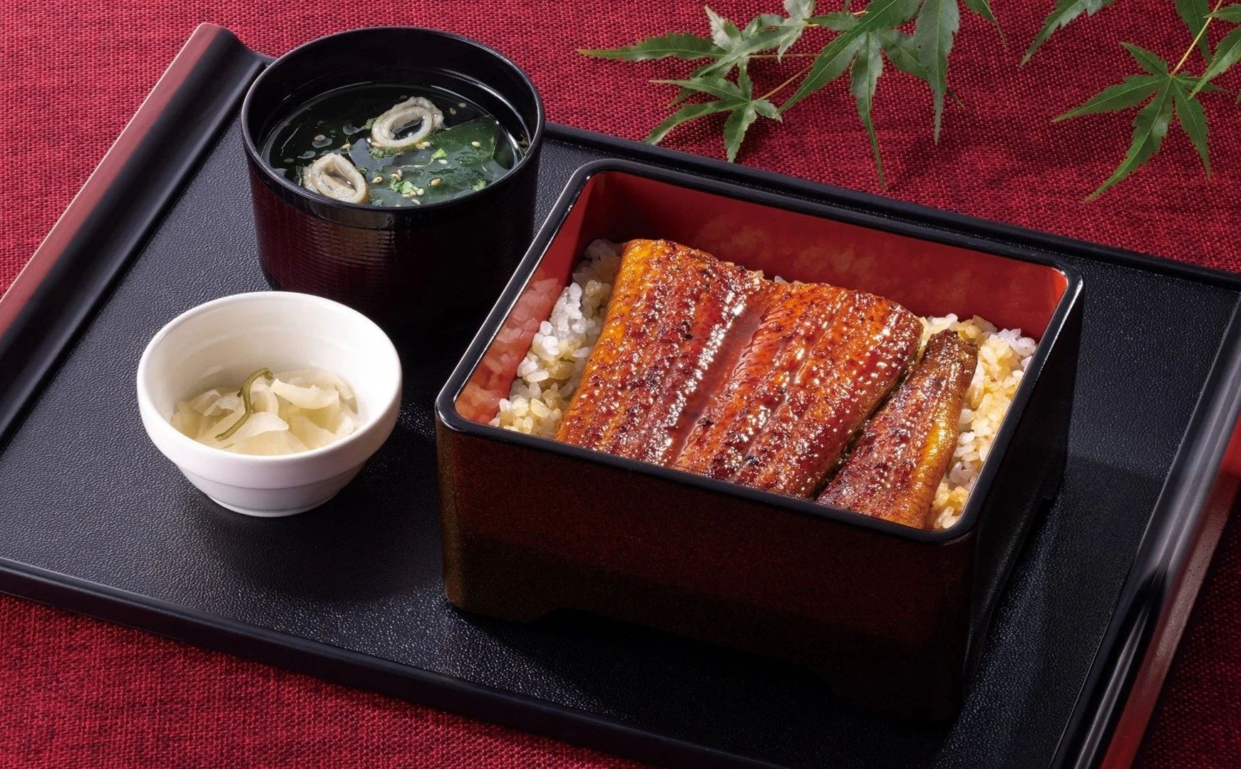 吸い物と漬物付きのうな重