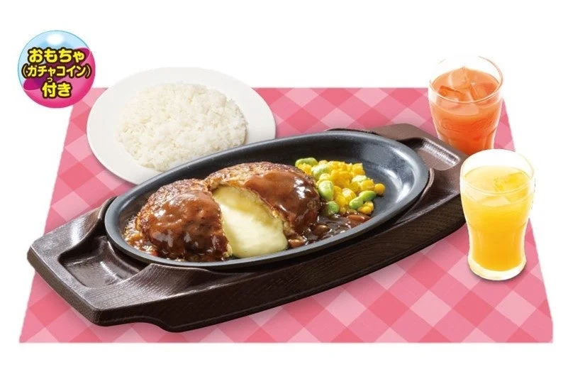 お子さまドリンクバーとガチャコイン付きのラッキーチーズINハンバーグセット