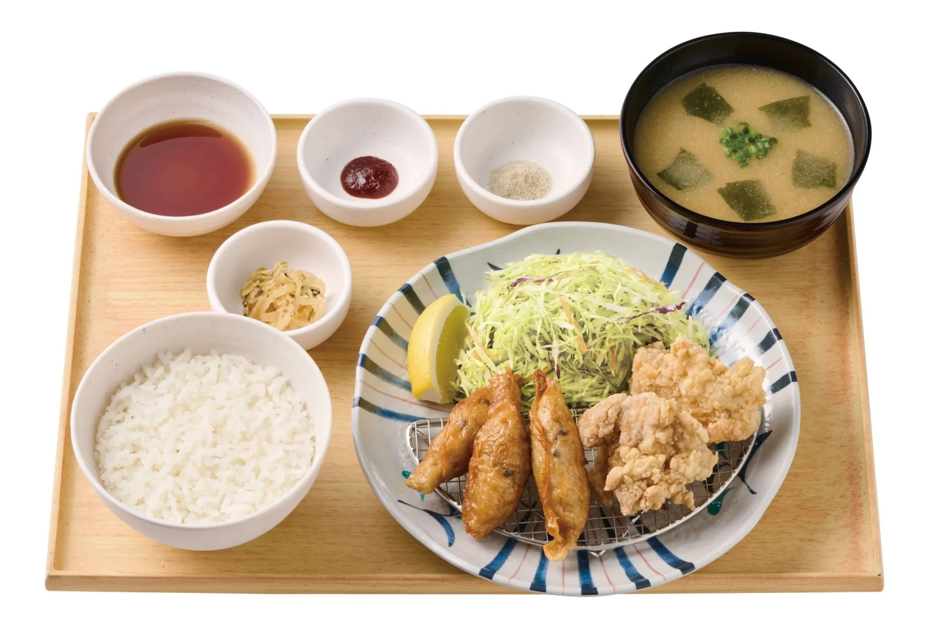 鶏皮餃子3個と鶏竜田揚げ2個の定食