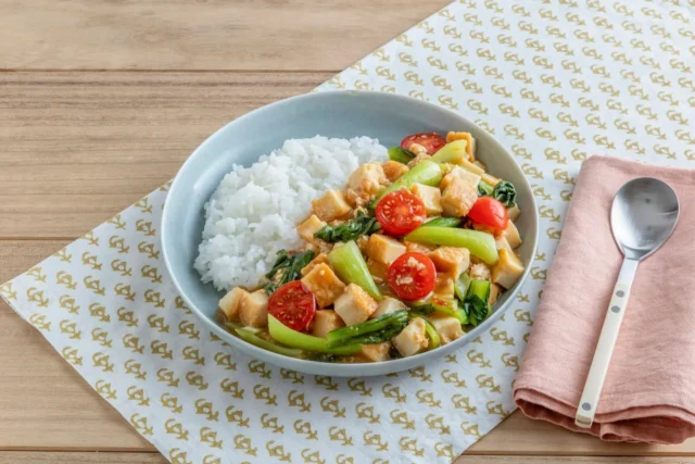 豆腐と野菜を盛り付けたご飯料理