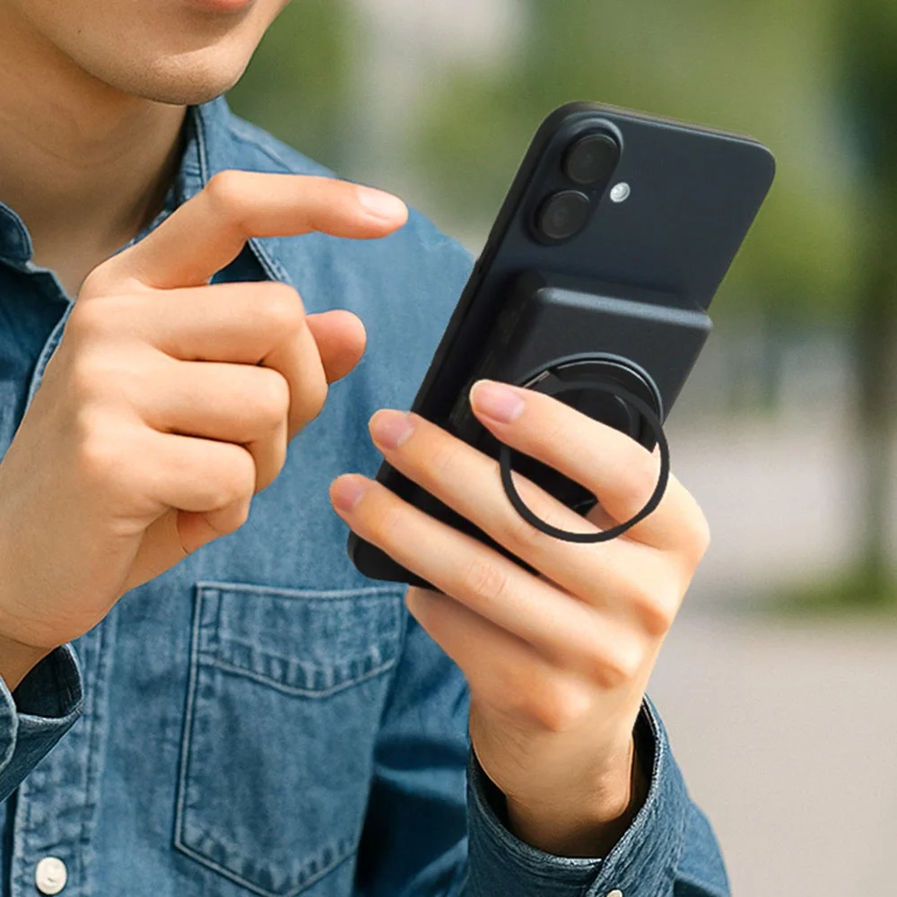 モバイルバッテリーOWL-LPB5025MGを装着したスマートフォンを指で持っている使用シーン