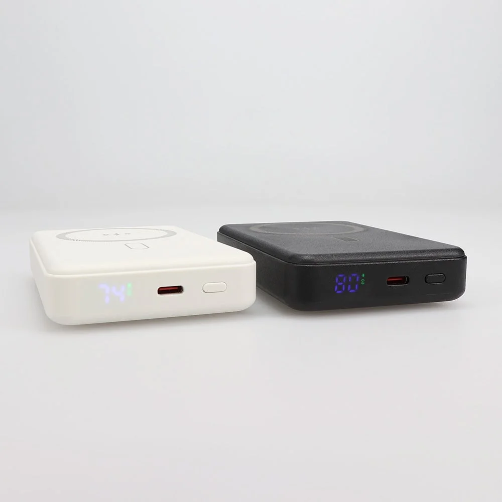モバイルバッテリーOWL-LPB5025MGのホワイトとブラック、1%単位の残量表示