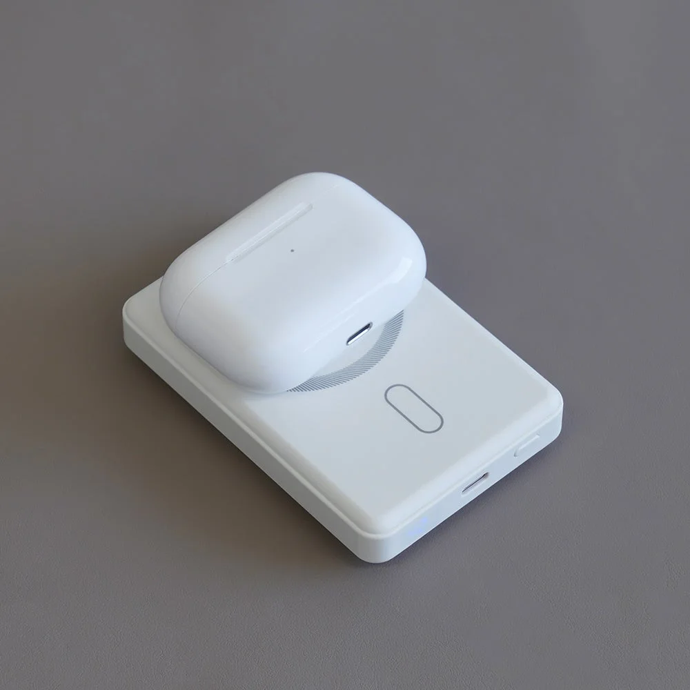 モバイルバッテリーOWL-LPB5025MGでAirPodsケースをワイヤレス充電している様子