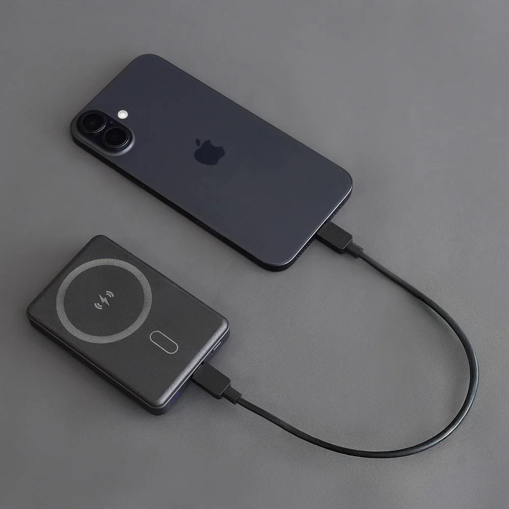 モバイルバッテリーOWL-LPB5025MGとスマートフォンをUSB Type-Cケーブルで充電している様子