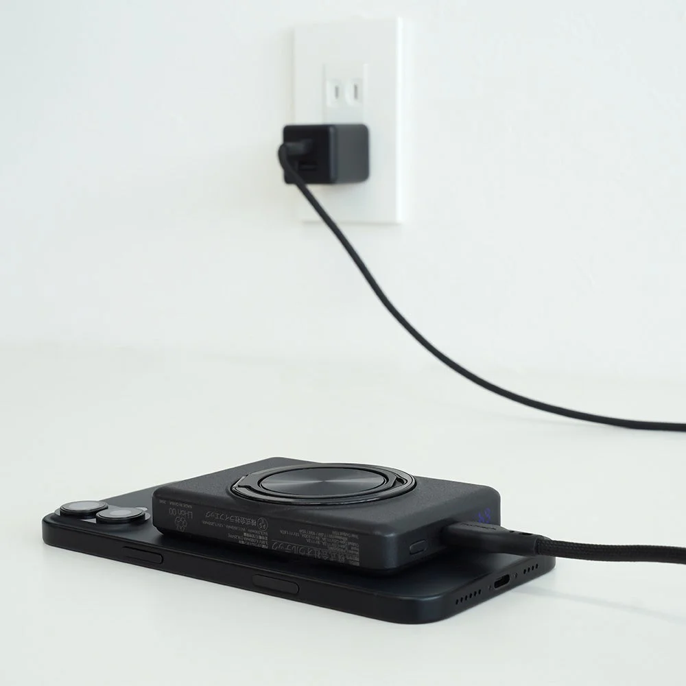 モバイルバッテリーOWL-LPB5025MGでパススルー充電を行っている様子