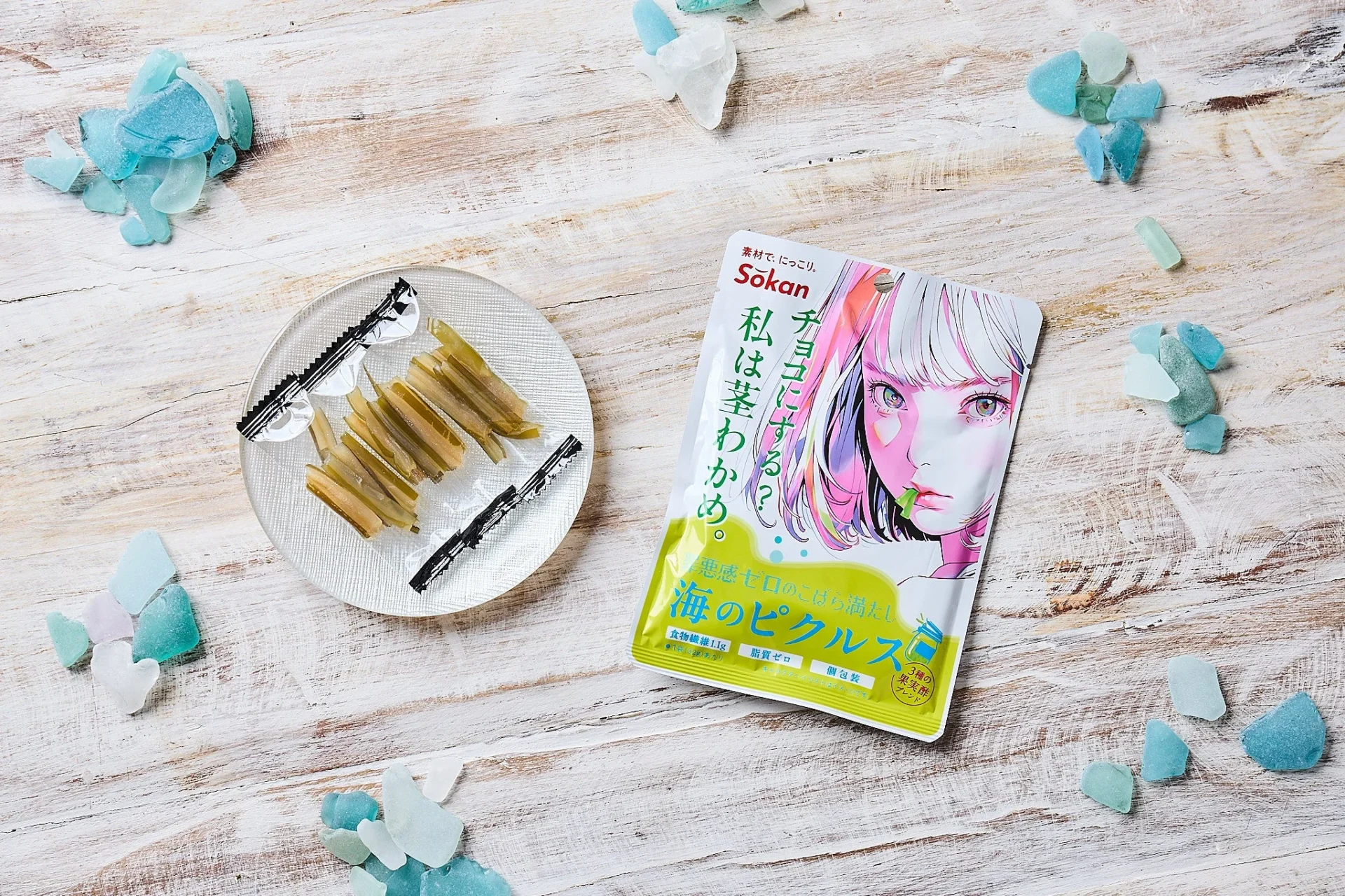 壮関の茎わかめ「海のピクルス」パッケージと皿に盛られた茎わかめ