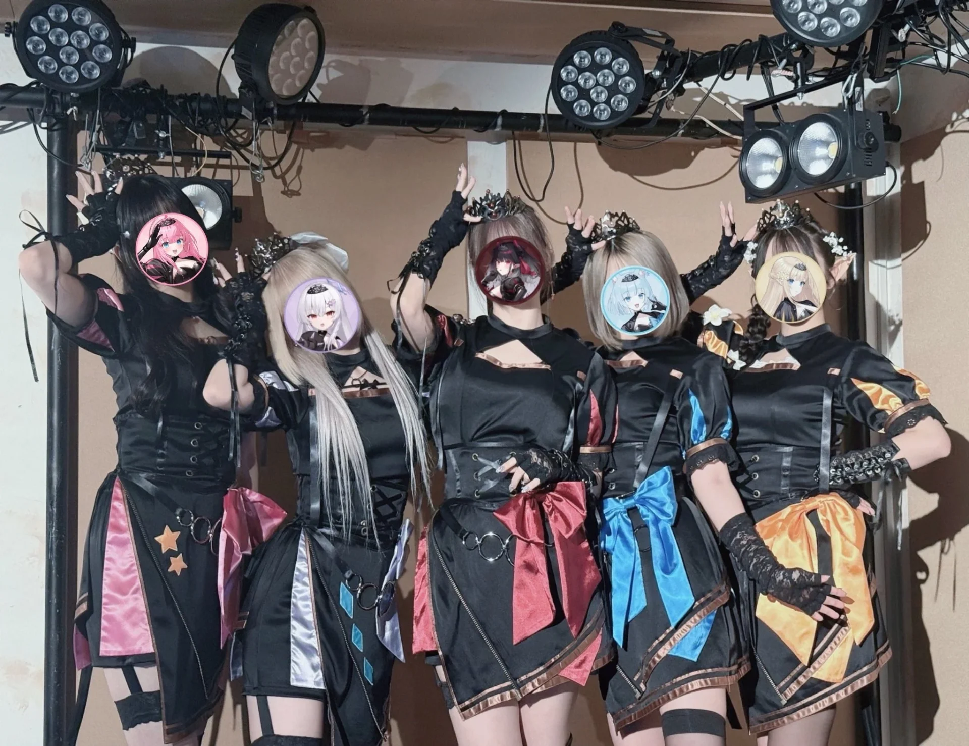 クインテのメンバーがリアルライブでパフォーマンスする様子