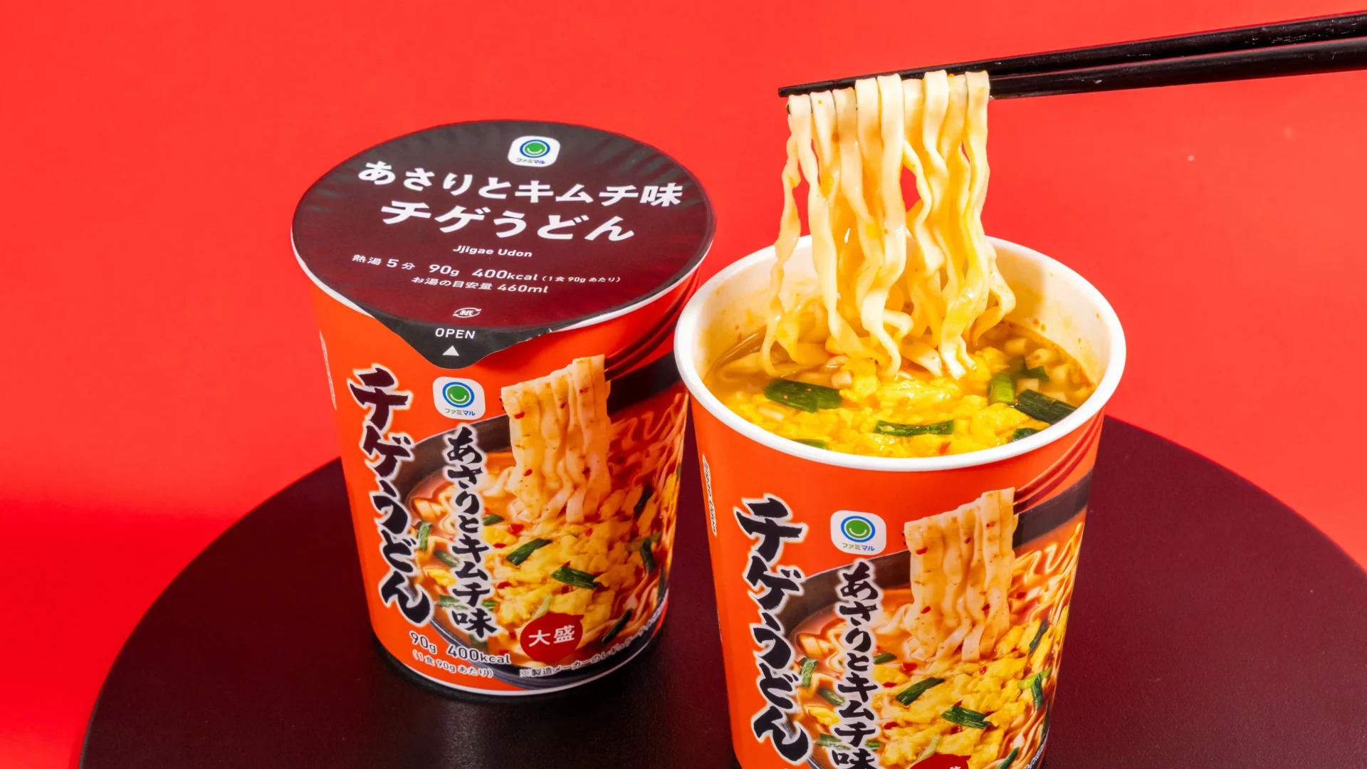 新発売のファミマル あさりとキムチ味 チゲうどん、麺を持ち上げた様子