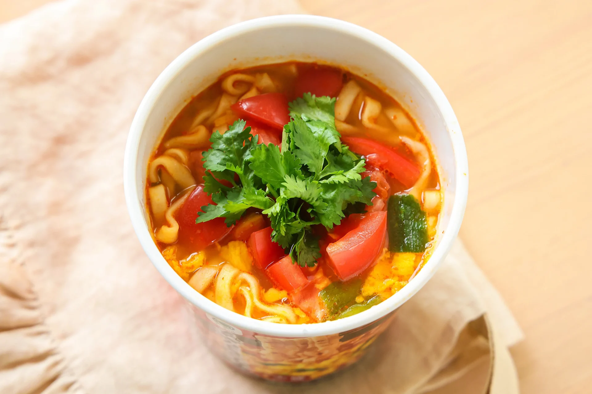 ファミマル あさりとキムチ味 チゲうどんをアレンジしたトマトとパクチーのチゲうどん