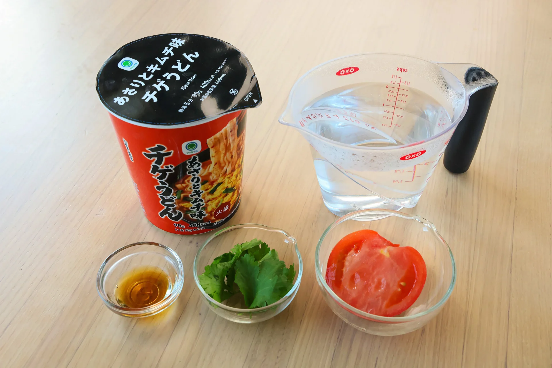 トマトとパクチーのチゲうどんの材料一覧