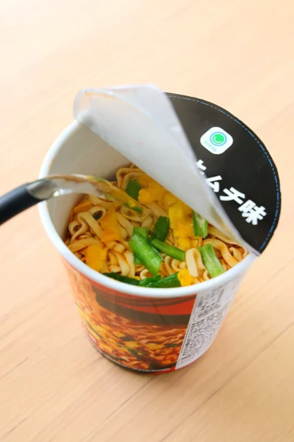カップ麺に熱湯を注ぐ様子
