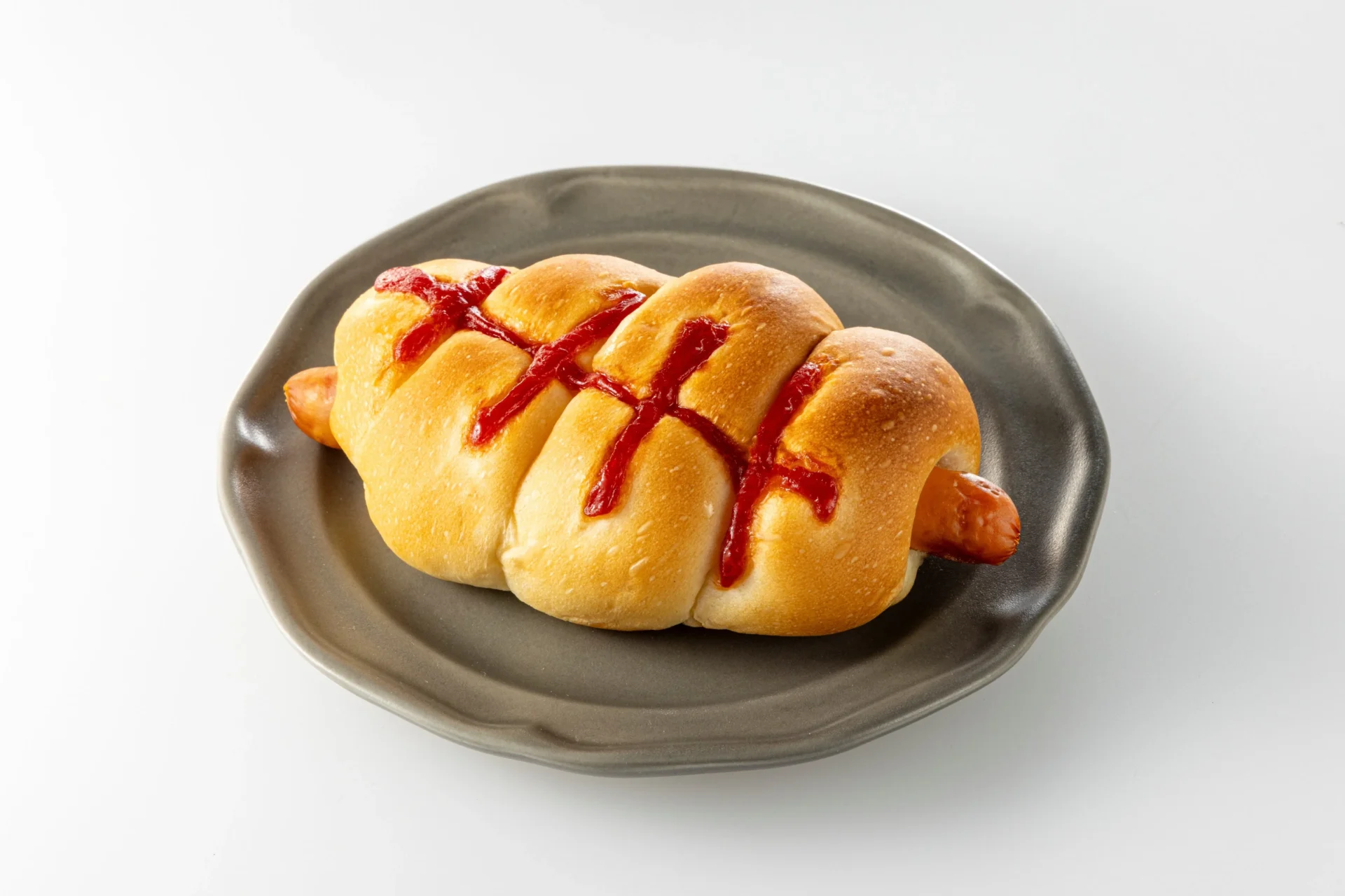 セブン-イレブンのハロウィン限定惣菜パン「くるくるソーセージロール」