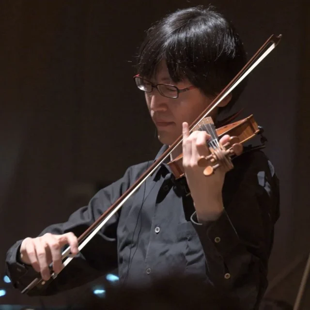 MUSICエンジン代表 河合晃太氏がバイオリンを演奏する様子