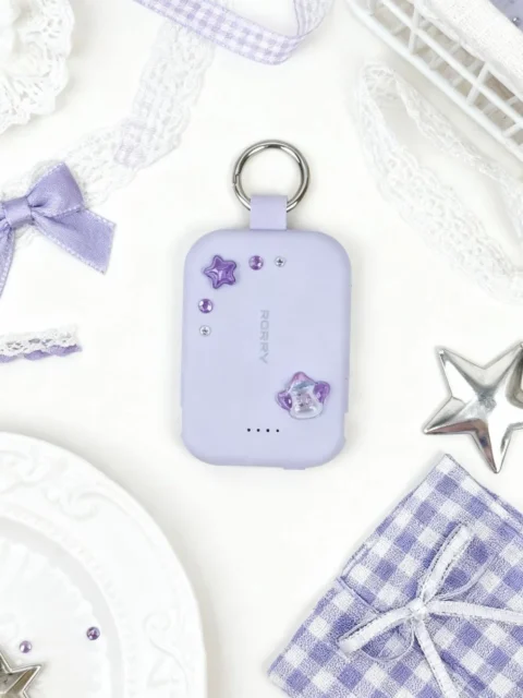 パープルのRORRY T1モバイルバッテリーとカスタマイズチャーム