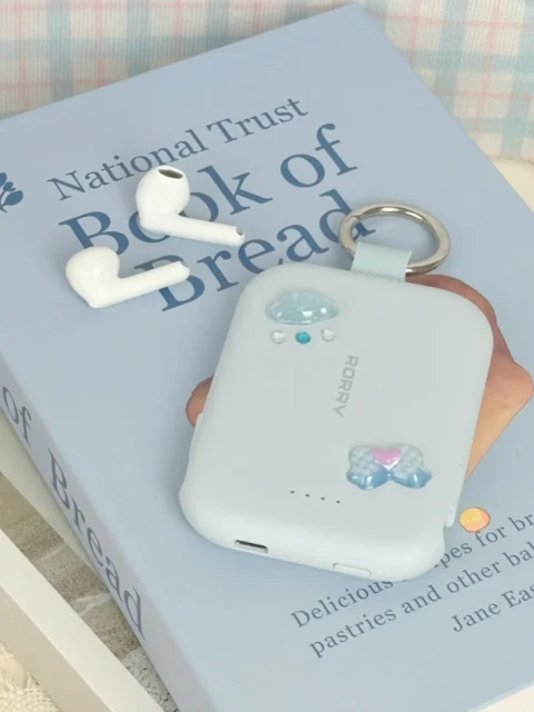 ブルーのRORRY T1モバイルバッテリーとワイヤレスイヤホン