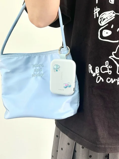 RORRY T1モバイルバッテリー(ブルー)をバッグに付けて持ち歩く様子