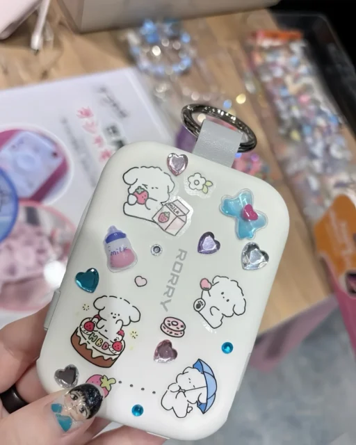 犬のキャラクターシールでカスタマイズされたRORRY T1モバイルバッテリー