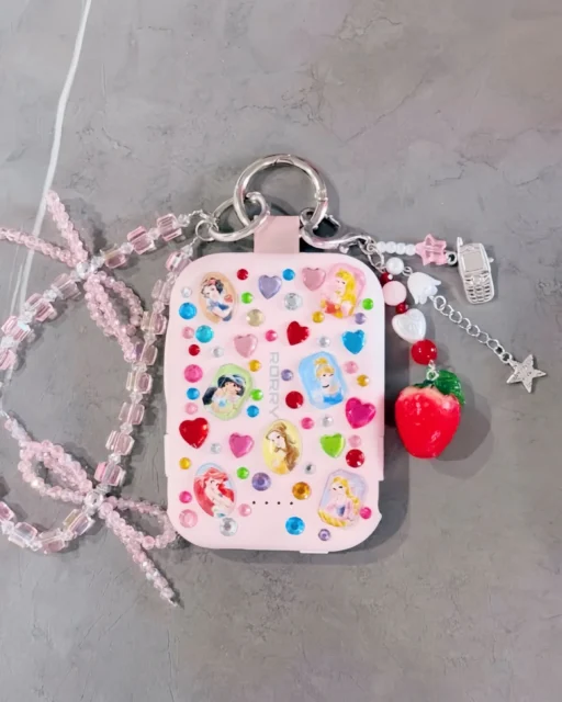 プリンセスシールでデコレーションされたRORRY T1モバイルバッテリー