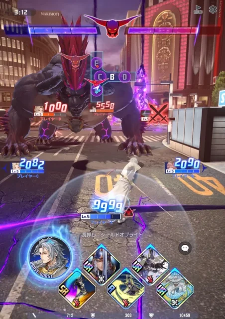 ゲームプレイ画面。巨大ボスとの戦闘中にスキルUIが表示されている。