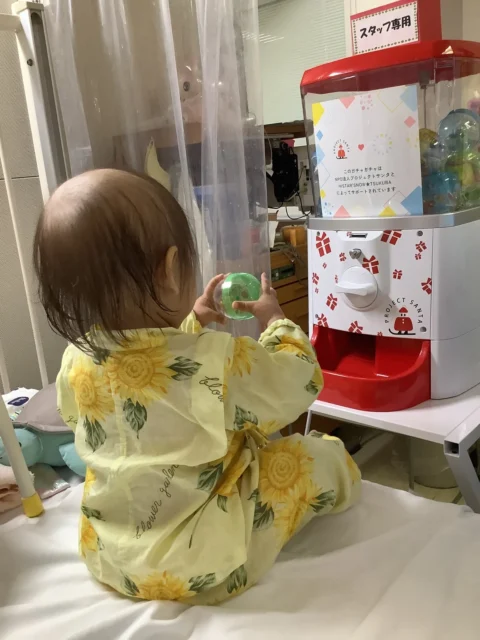 ガチャガチャをひく子どもと景品補充費用に使われるプロジェクトの様子