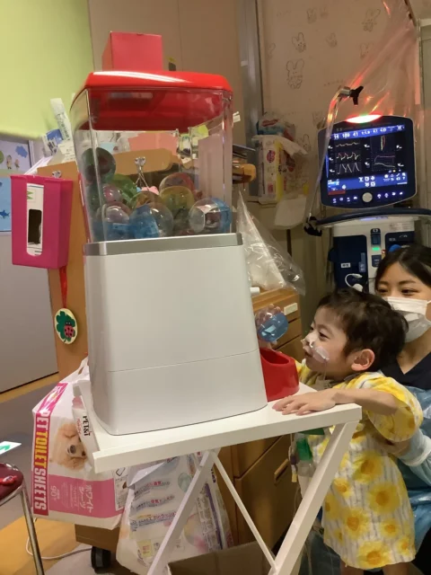 ガチャガチャで笑顔になる子どもと家族、支える人々の喜び