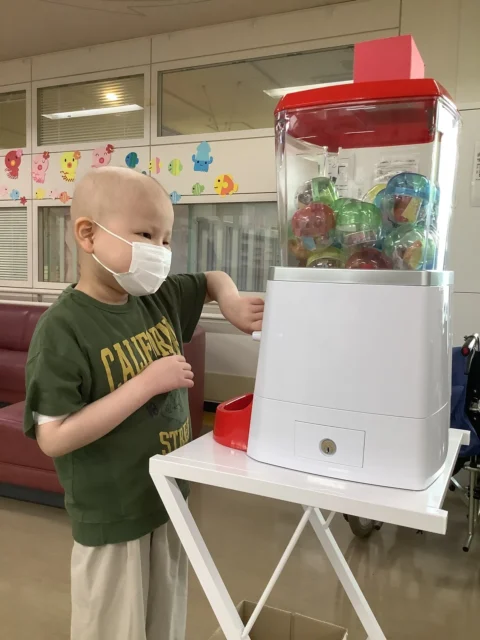 医療従事者の方が運用するガチャガチャをひく子ども
