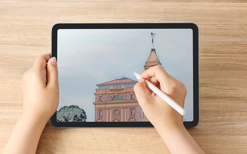 iPadでエレコムのタッチペンを使って絵を描くユーザーの手元