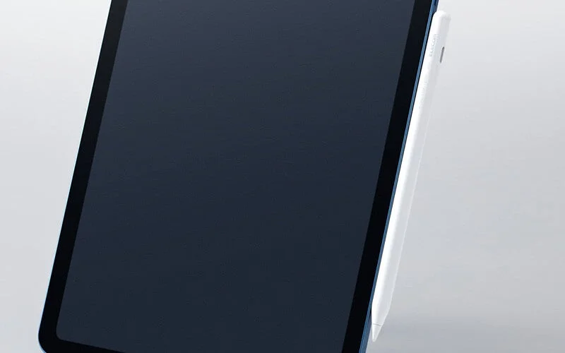 iPadの側面に磁気吸着してワイヤレス充電中のエレコムタッチペン