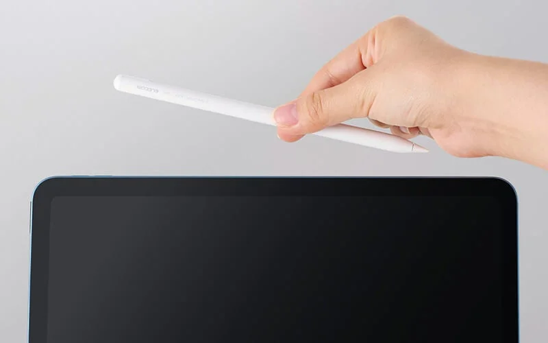 エレコムのタッチペンをiPadの側面に吸着させようとしている様子