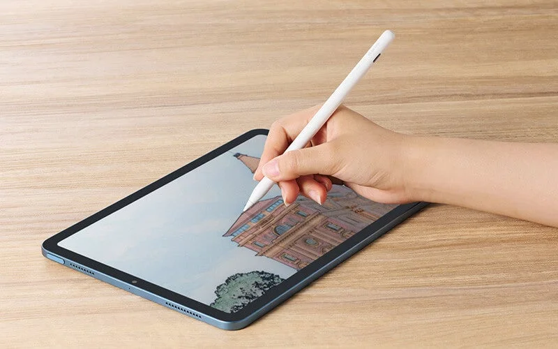 iPadでエレコムのタッチペンを使い精密な描画を行う手元