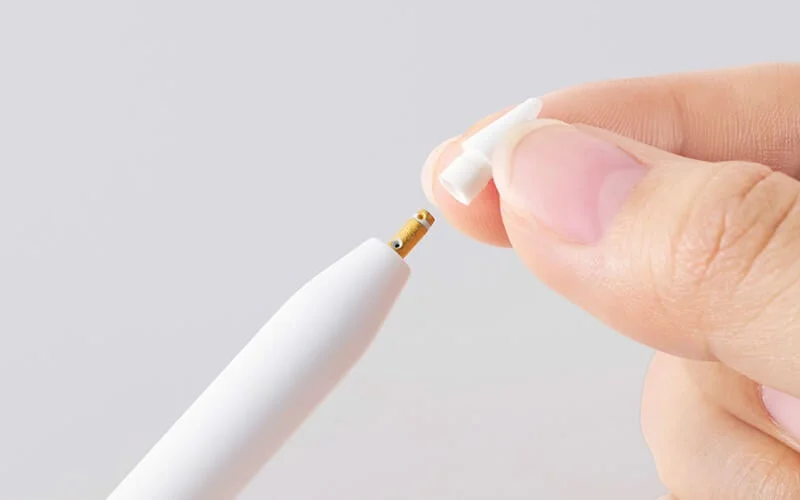 エレコムのタッチペンのペン先を交換している様子