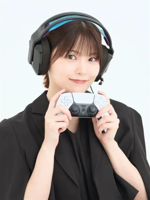 ヘッドセットを装着しコントローラーを持つモンハン部マネージャー安藤千伽奈さん。