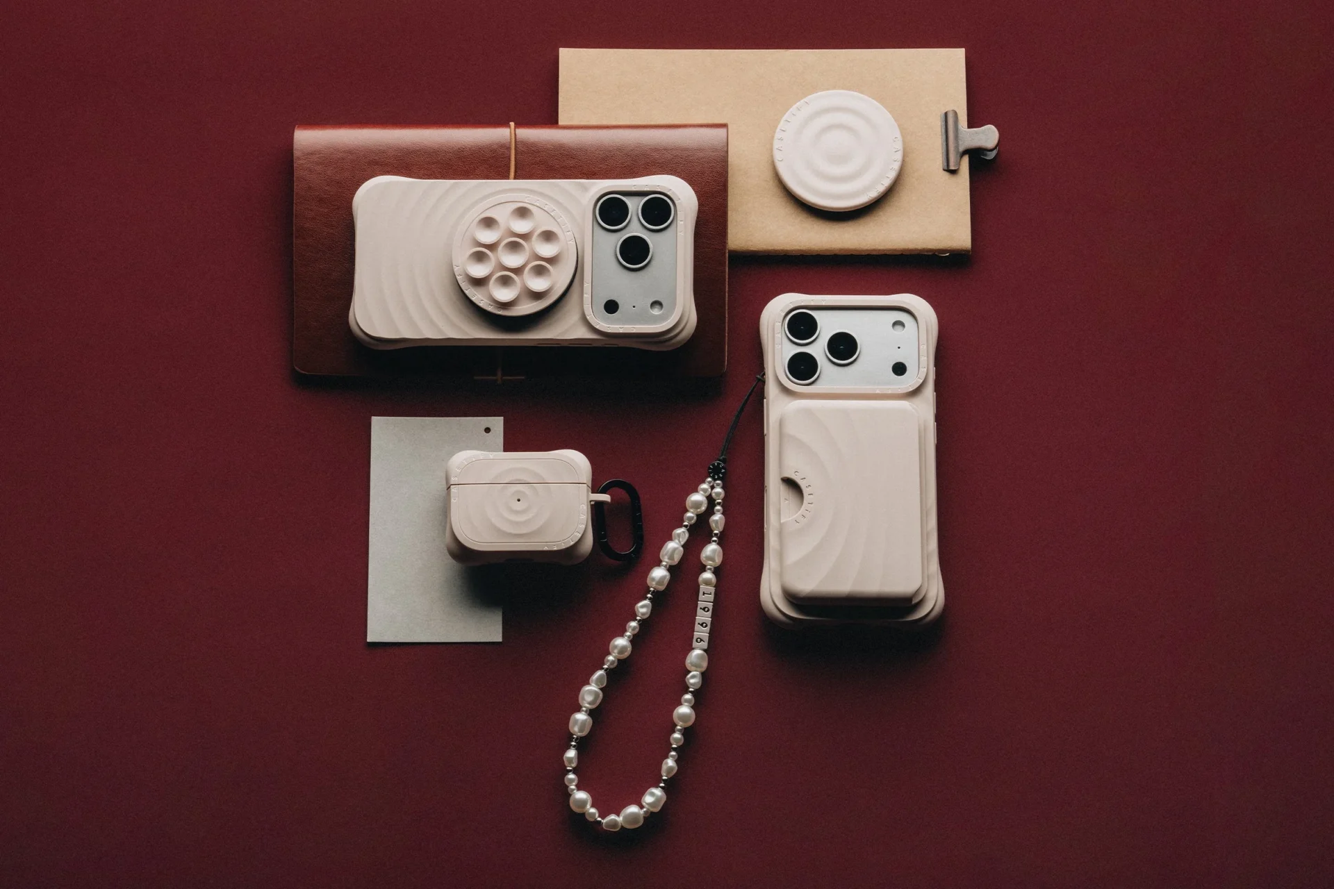 CASETiFY Essentials by CASETiFY™ 秋冬コレクションのオーツ色のテックアクセサリー集合。iPhoneケース、グリップスタンド、イヤホンケース、クロスボディチェーンなど