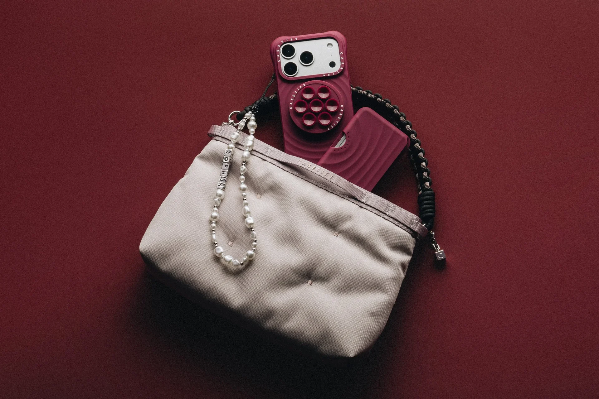 CASETiFY Essentials by CASETiFY™ 秋冬コレクションのマルベリー色のテックアクセサリー集合。iPhoneケース、グリップスタンド、クロスボディチェーン、ポーチなど