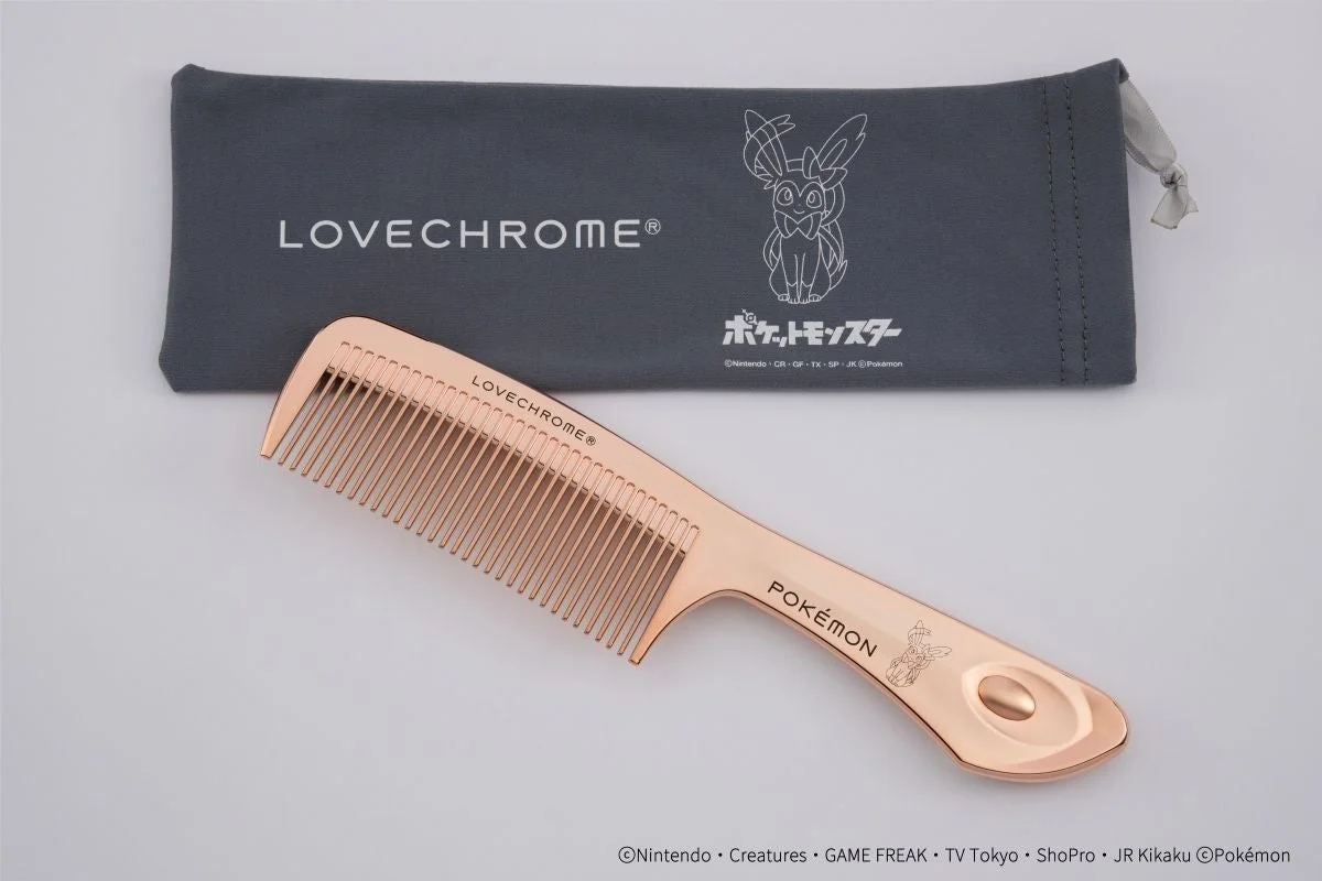 ニンフィアモデルのラブクロムヘアコームと専用ポーチ