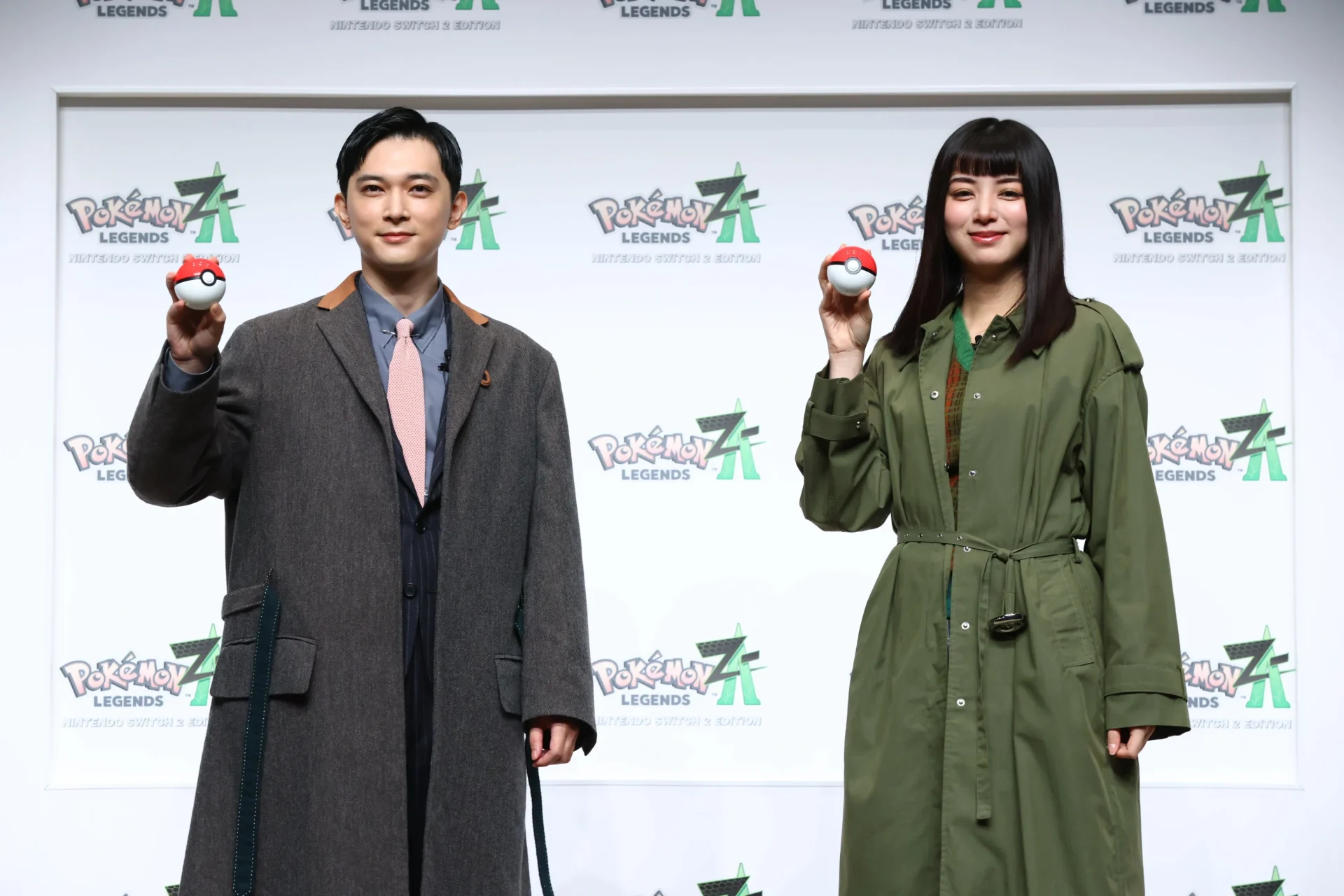 モンスターボールを手にポーズをとる吉沢亮さんと池田エライザさん