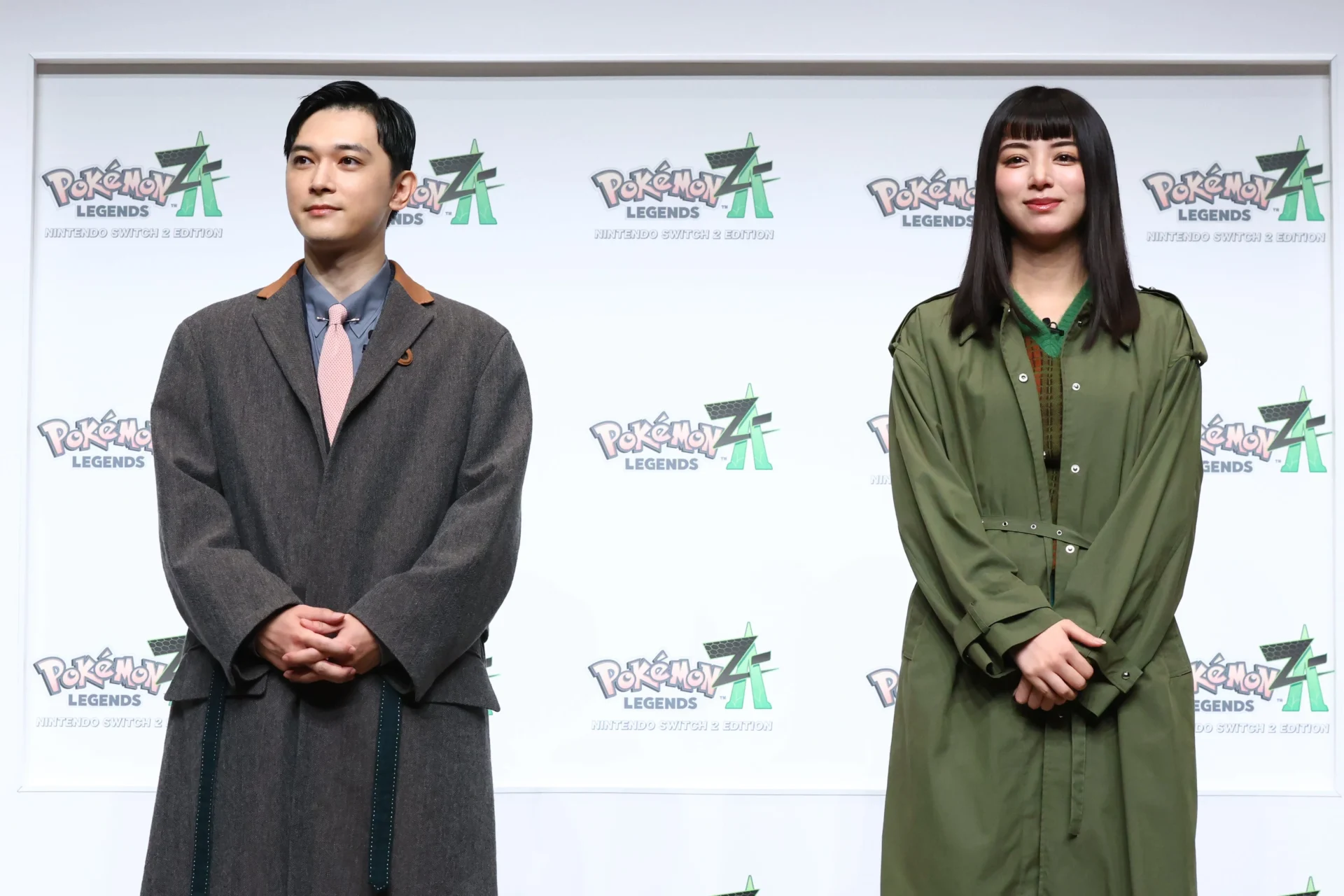 「ぜってーおいで」ポーズを披露する吉沢亮さんと池田エライザさん