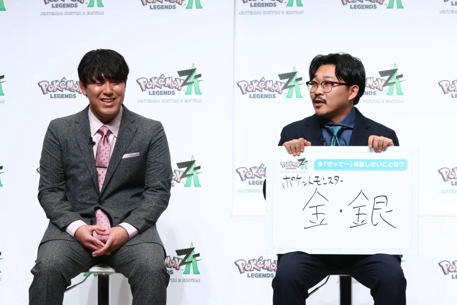 「ポケットモンスター金・銀」とフリップを掲げるオズワルド伊藤俊介さん