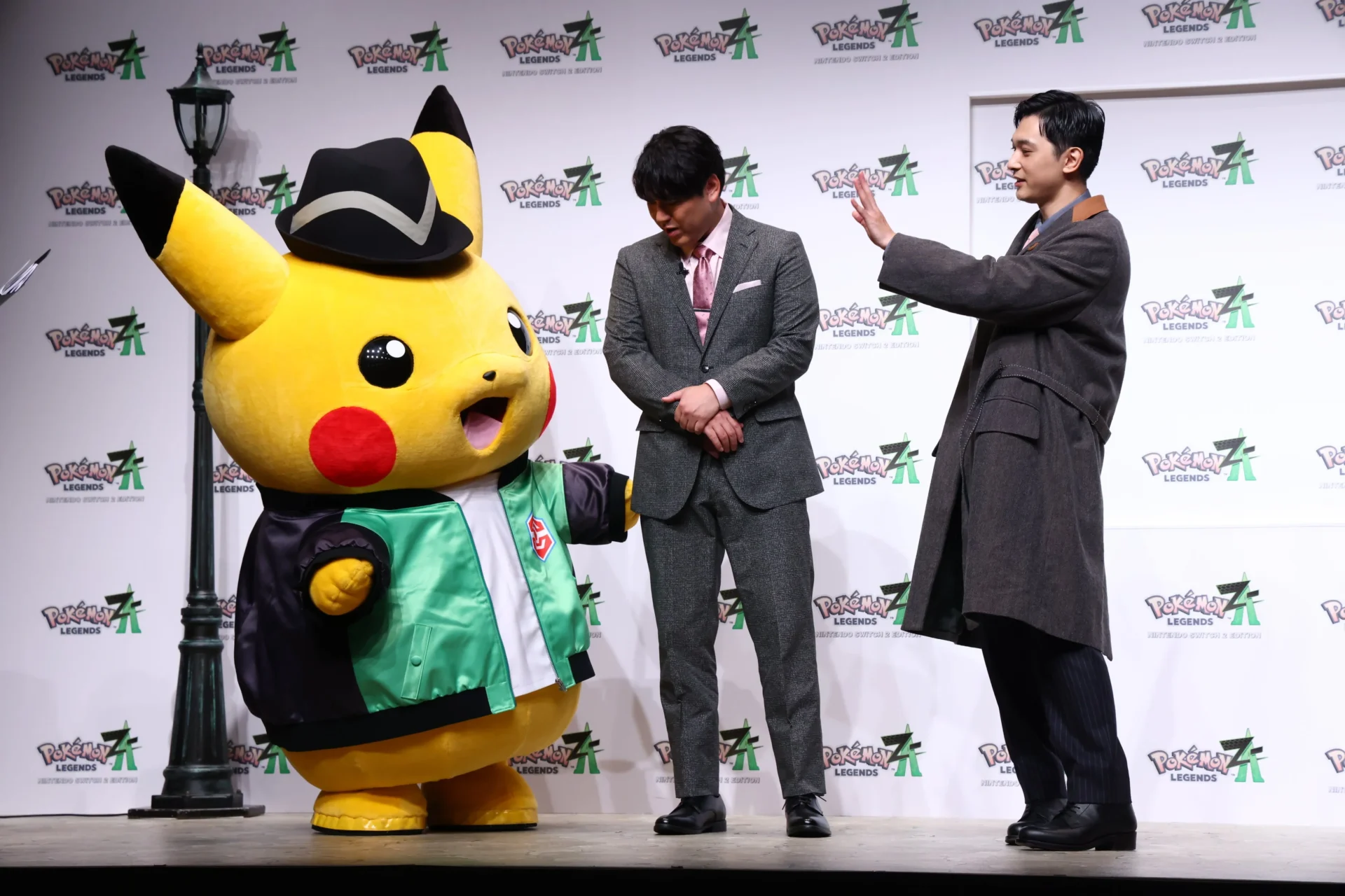 サプライズ登場したピカチュウと、オズワルド畠中さん、吉沢亮さん