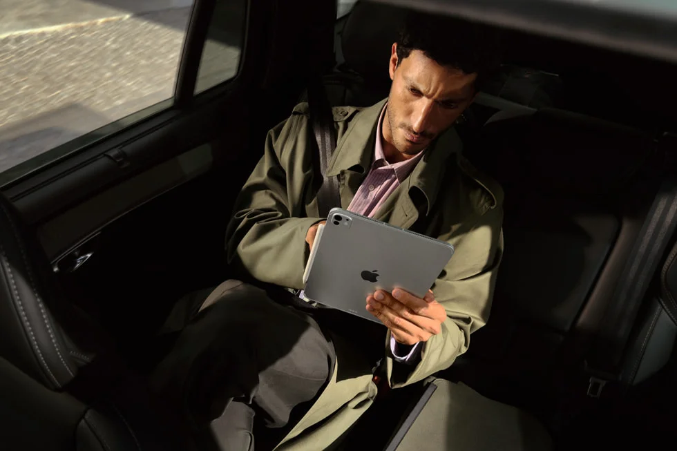 車内でM5チップ搭載iPad Proを使用している人物