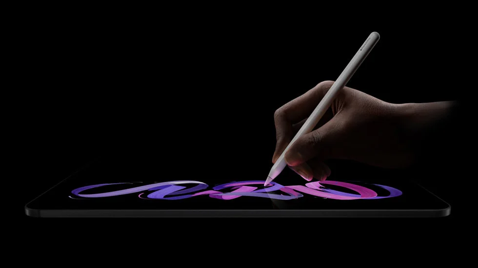 M5チップ搭載iPad ProにApple Pencil Proで描画している手元