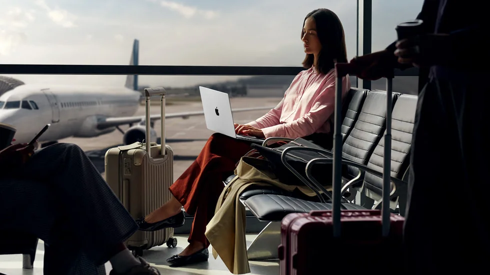 空港のラウンジで14インチMacBook Proを使うユーザー