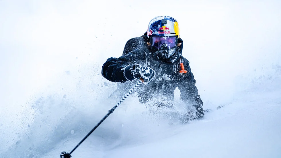Red BullのApple Immersiveシリーズ『Backcountry Skiing』のフリースキーヤー