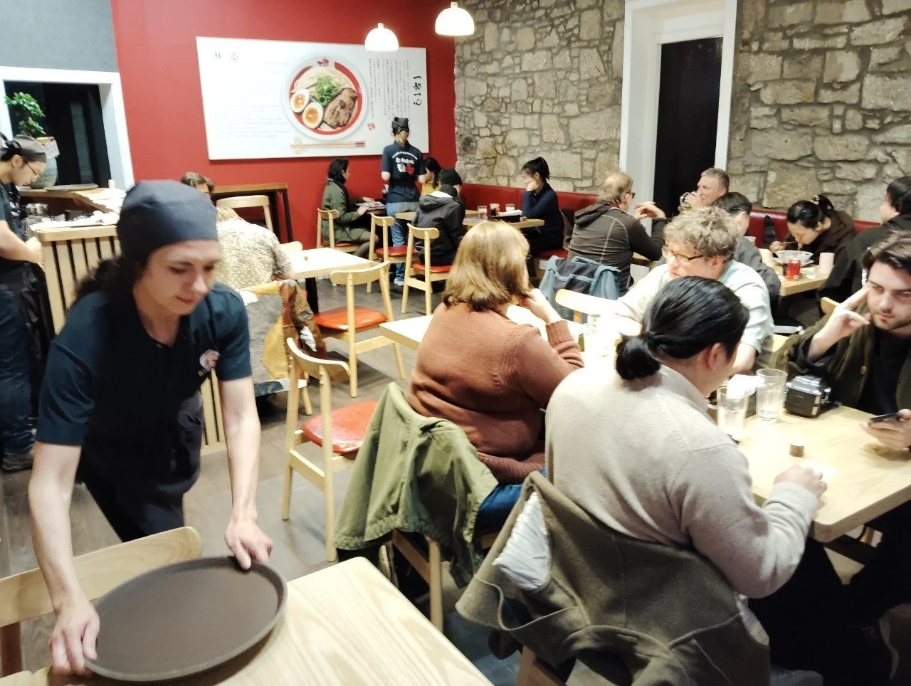 スコットランドの「ばり嗎」海外店舗の賑やかな店内