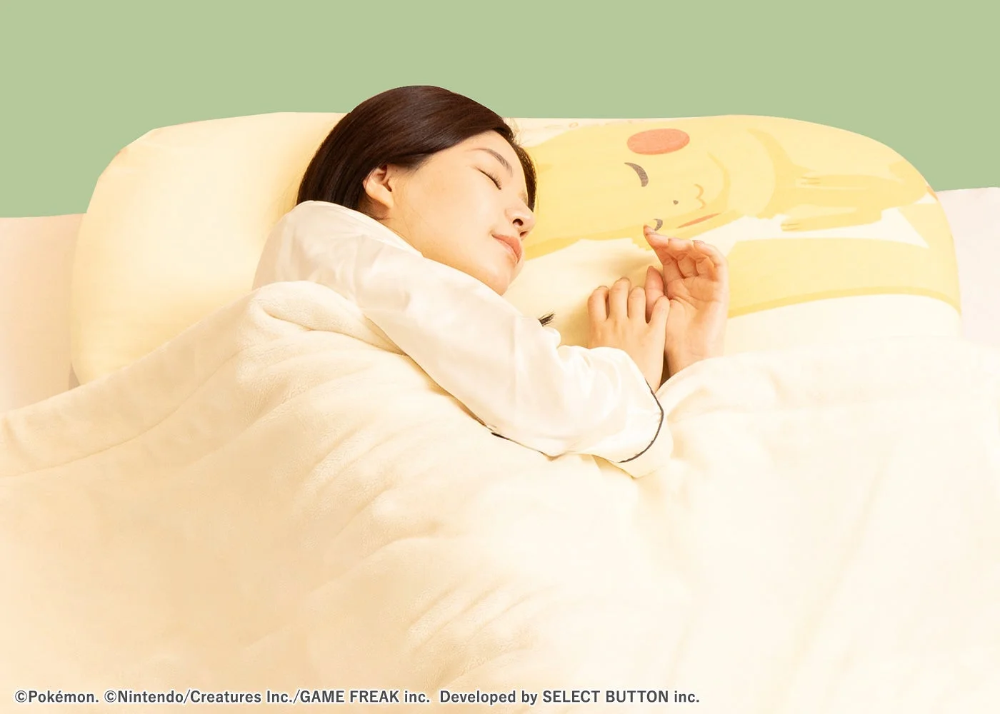 ピカチュウの寝具で眠る女性、リラックスした睡眠の様子