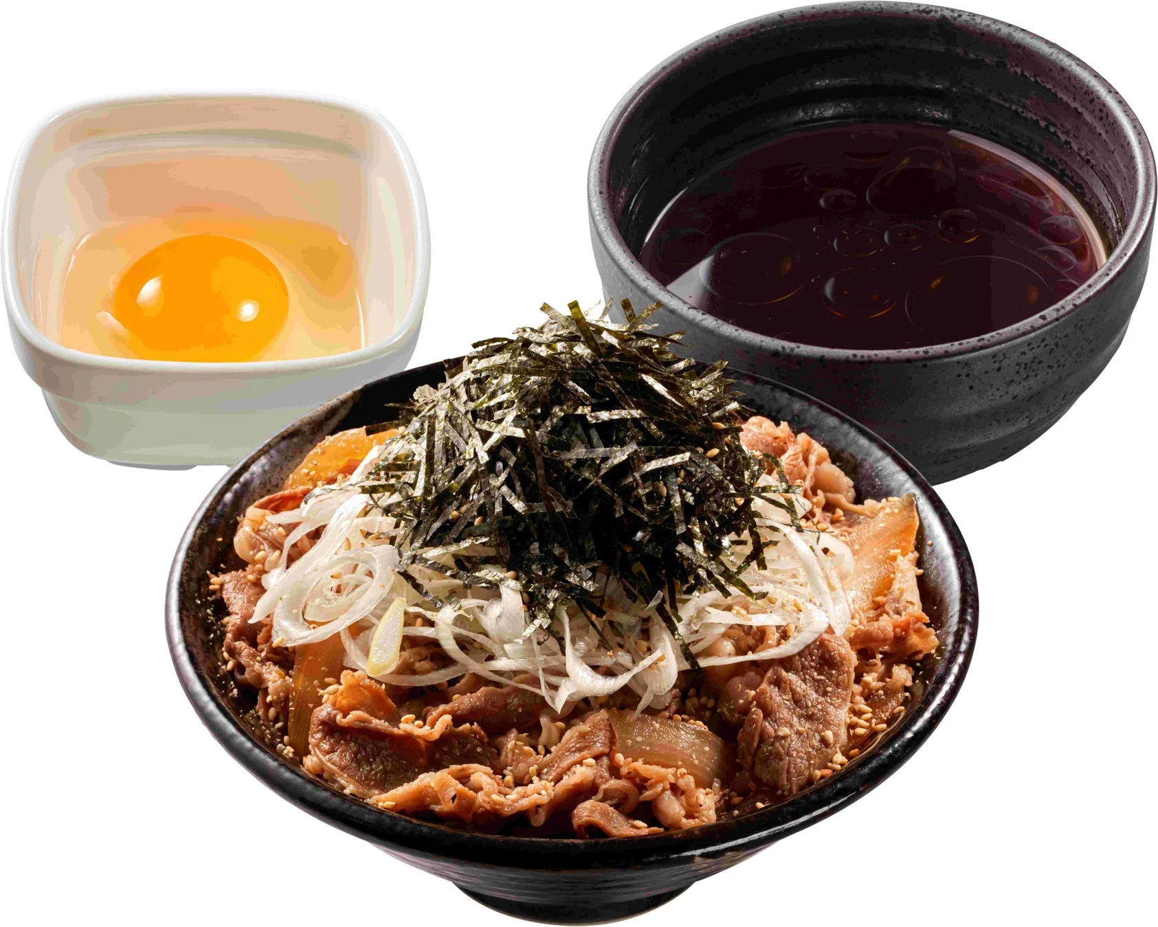 牛肉ラー油つけ麺の麺、牛肉、つけだれ、生卵のクローズアップ