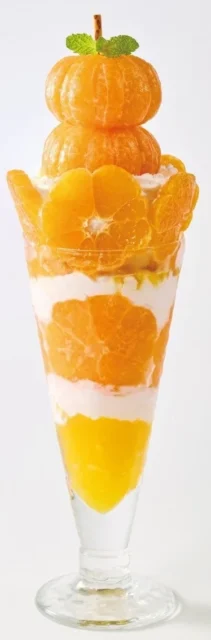早生みかんを贅沢に使った高さ約28cmの季節のジョナパフェDX